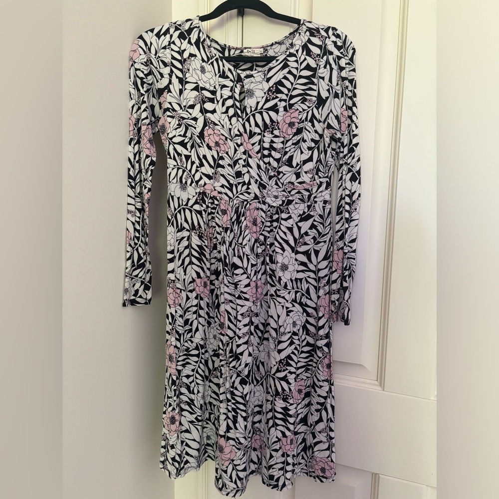 Gently Used -Mimi Maternity -Size Small -Long sleeve dress, peep hole cross body
